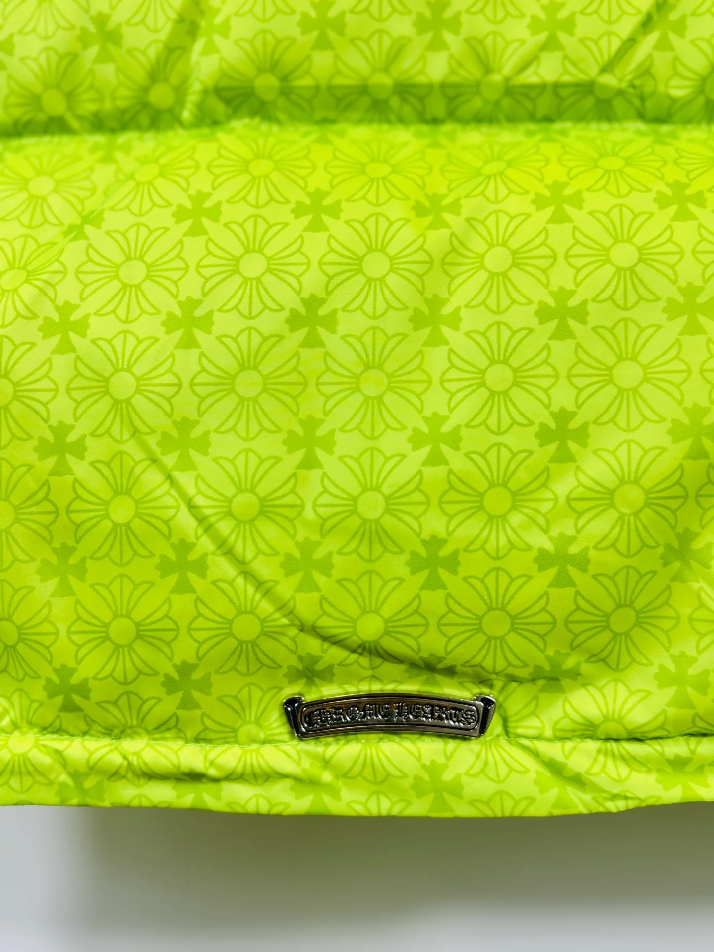 P720 top version 🐮 Real shot without P, ​​different from market products] Chrome Hearts ❄️ Winter environmentally friendly down jacket series ❄️ Chrome Hearts dark pattern series hooded down vest is available at the counter at the same time ❤ The hood is detachable! The best Guangzhou national standard 90 velvet on the market! ! The world’s highest fluffiness of 900D! ! High standard and sufficient down filling! ! Exterior windproof and waterproof dark pattern custom fabric, interior high-grade dark pattern lining fabric to prevent lint, original hardware molding, exquisite craftsmanship details, casual or formal wear ✨ slim fit and not bloated Recommended color: Customized dark pattern flower series Code number: S, M, L, XL